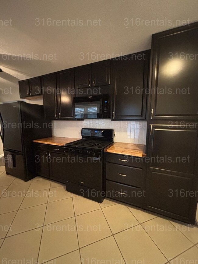 Building Photo - 3 bed 1 1/2 bath house available Now!!