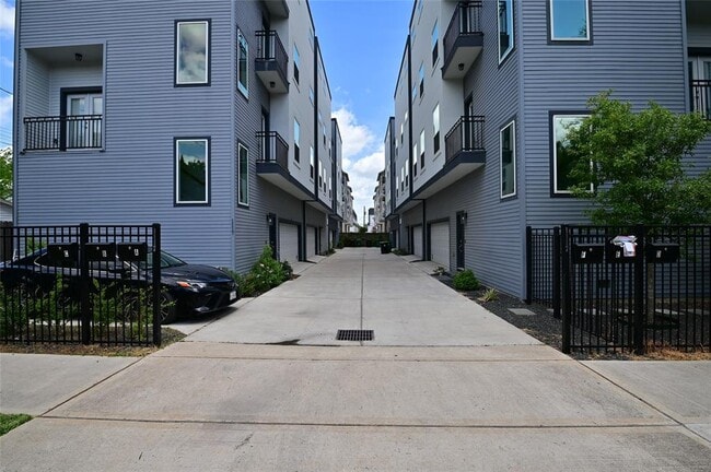 Building Photo - 1117 W 16th St