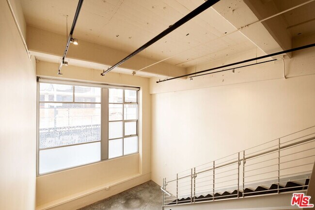Building Photo - 1130 Flower St