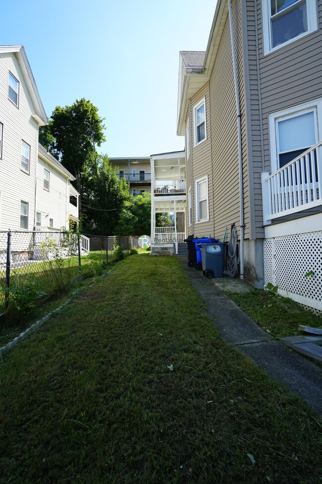 Building Photo - 129 Draper St