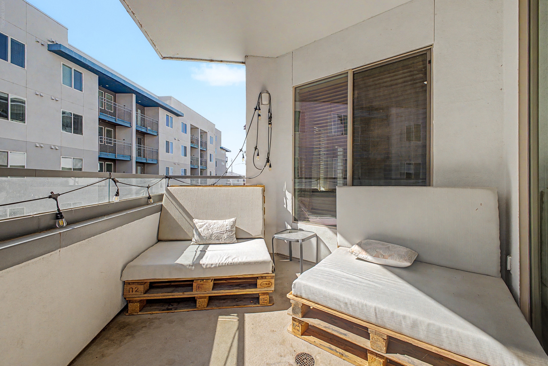 Building Photo - 945 E Playa del Norte Dr