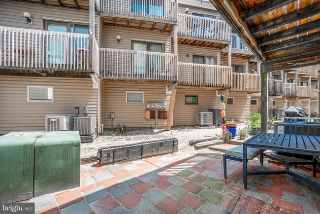 Building Photo - 3182 E Ocean View Ave