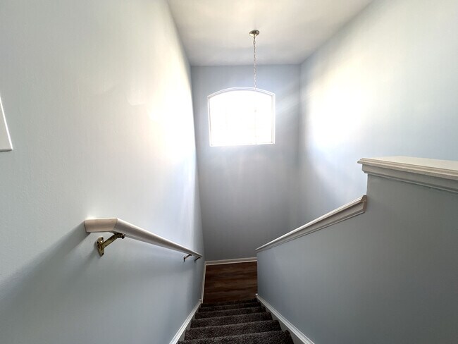 Building Photo - 669 S Rosehall Ln