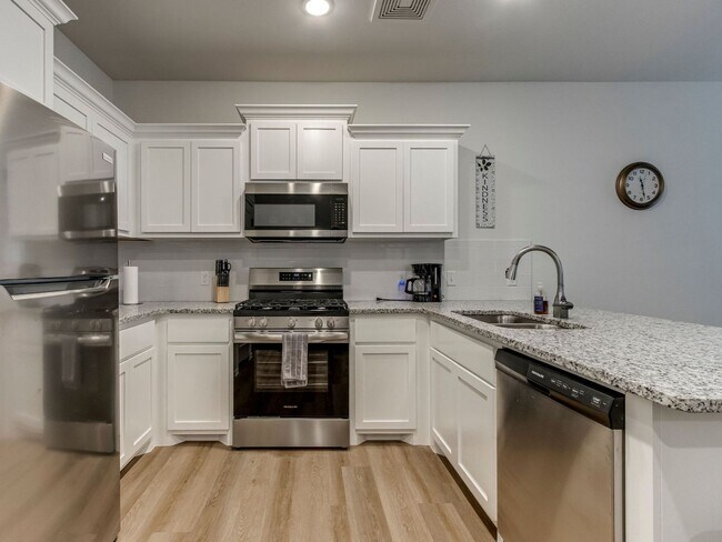 Building Photo - Cozy 3-Bed Retreat in Yukon - Fully Furnished & All Utilities Included