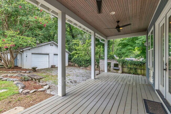 Building Photo - 1137B Kirkland Ave