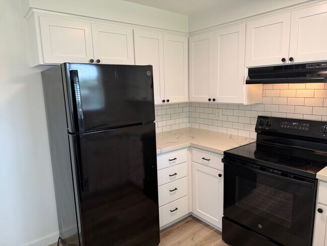 Building Photo - Updated 2 bedroom 1 bath duplex!
