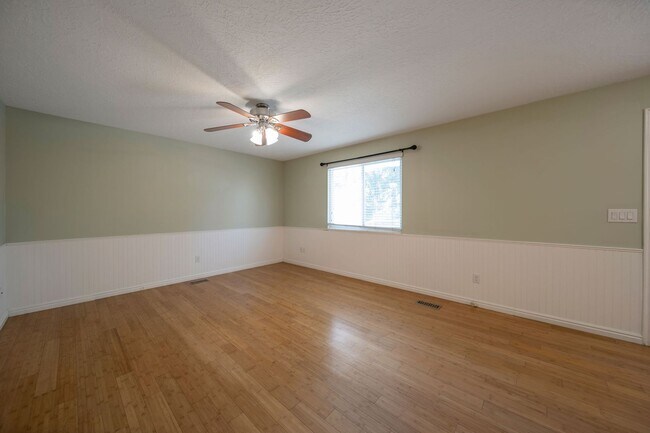 Building Photo - Spacious 4 Bed, 3 Bath Pet-Friendly Home w...