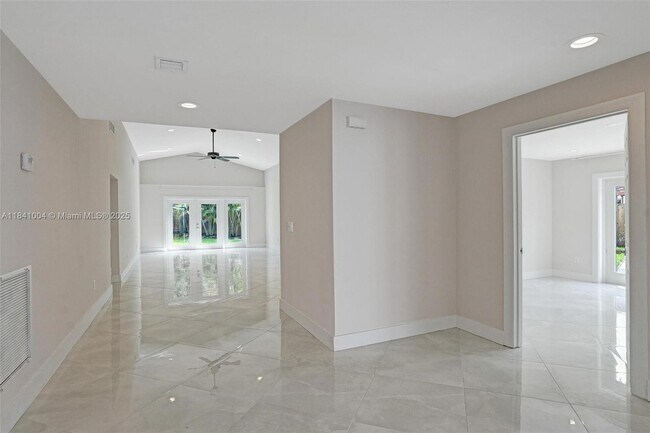 Building Photo - 7425 Silver Woods Ct