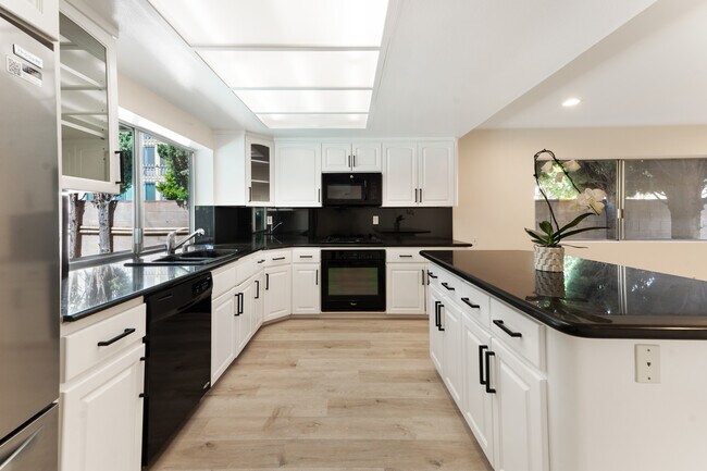 Building Photo - 5541 Bellaire Ave