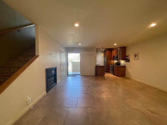 Building Photo - AVAILABLE NOW! LOVELY 1 Bed 2 Bath Condo i...