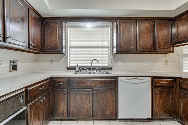 Building Photo - 2013 Tanglewood Dr