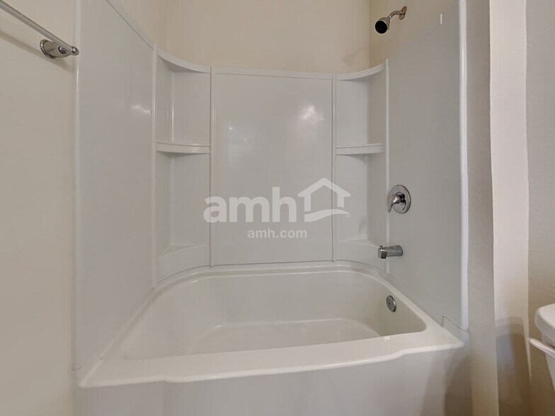 Building Photo - 22 N Hamilton Springs Rd