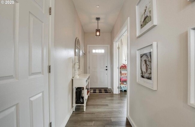 Building Photo - Luxurious 3 Bedroom with Spacious Rooms an...