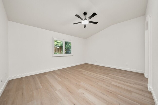 Building Photo - 302 Carlina Ct