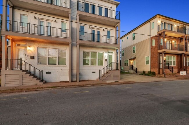 Building Photo - Modern Living in Downtown Nashville!