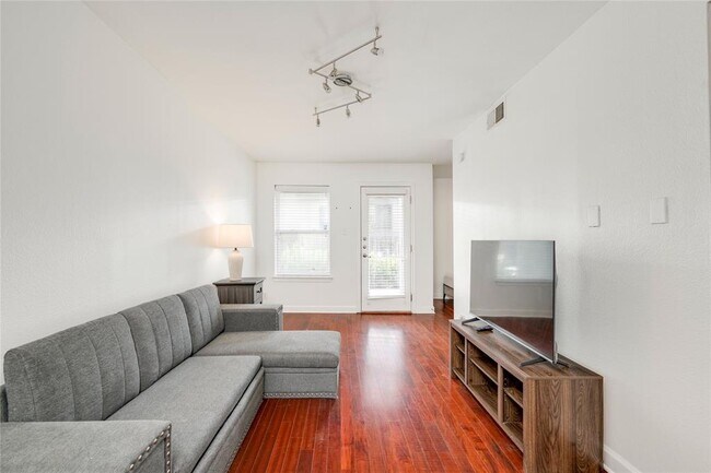 Building Photo - 2020 S Congress Ave