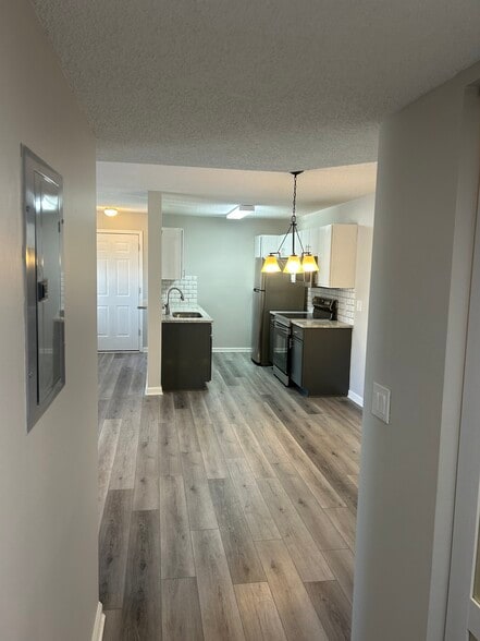 Building Photo - 8960 Duckview Dr