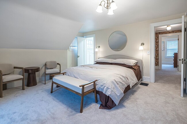 Building Photo - Quaint 4 bedroom Erie Home with Central Air & Garage Parking (Month to Month available)