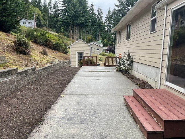 Building Photo - Beautiful Penn Cove View Home and Dog Frie...