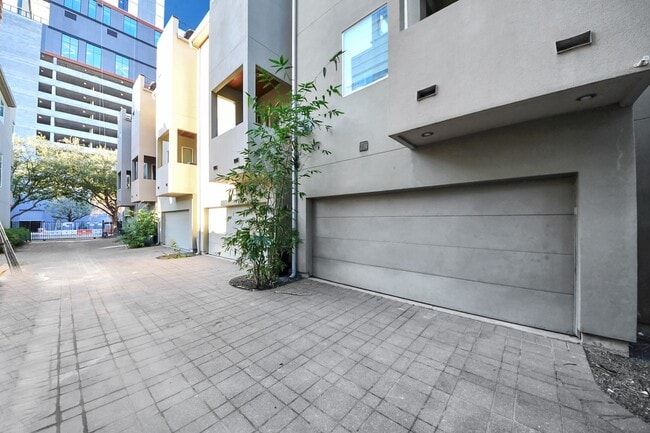 Building Photo - 1610 Calumet St