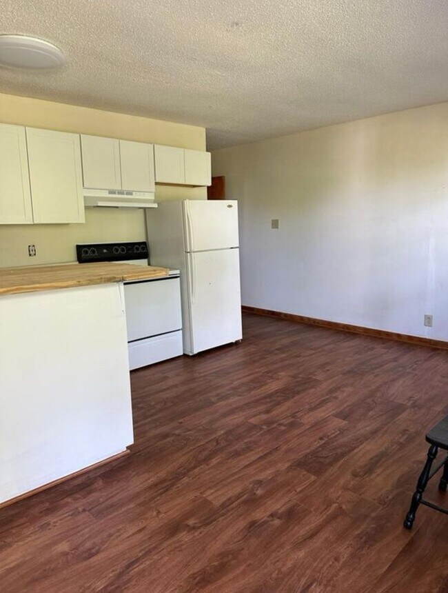 Building Photo - Knoxville 37919 - 2 bedroom, 1 bath apartment in West Knoxville - Contact Lisa Vineyard and Shann...