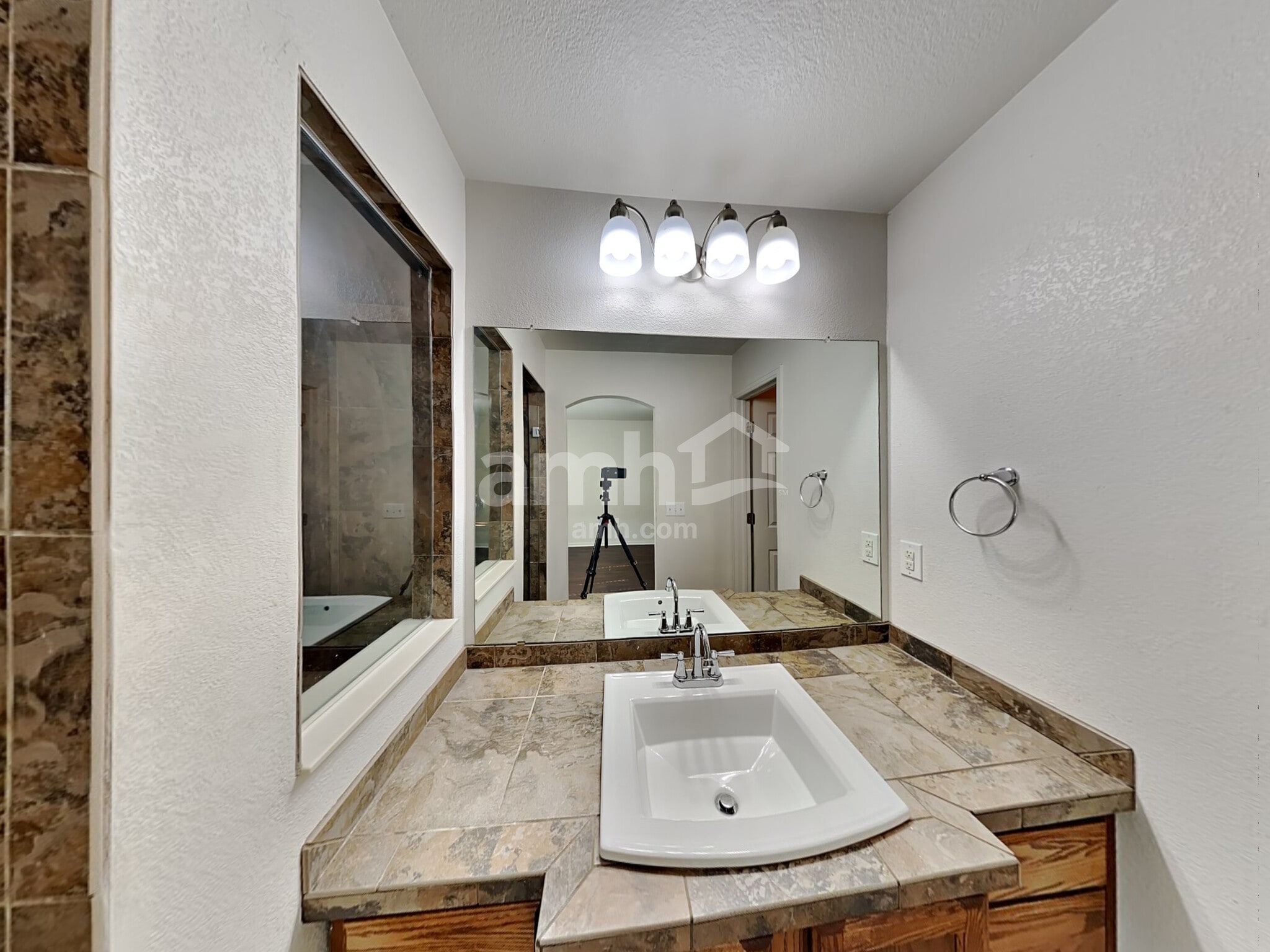 Building Photo - 5561 N Lisbon St