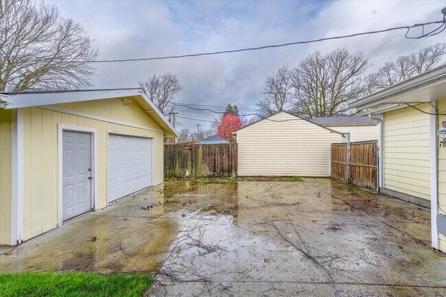 Building Photo - 657 22nd Ave