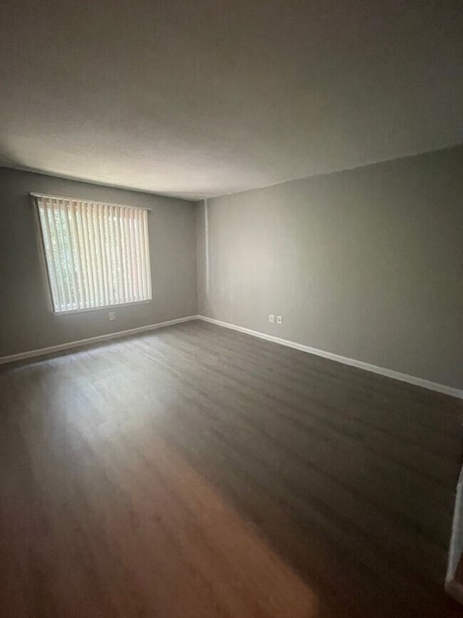 Building Photo - Renovated One-Bedroom Apartment – Prime Wa...