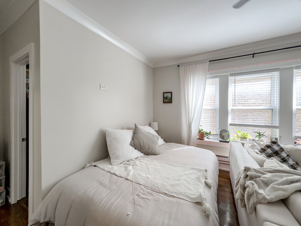 Building Photo - 648 W Roscoe St