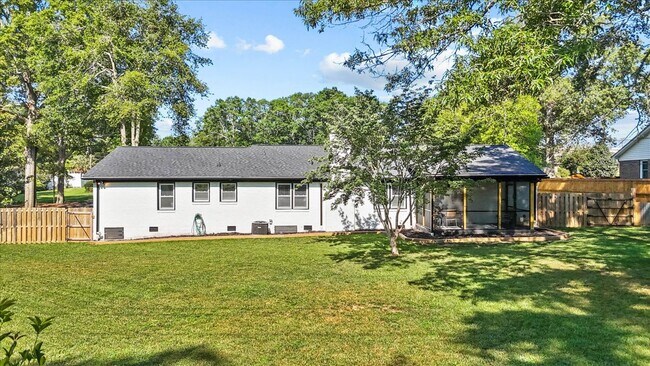Building Photo - 103 Poinsettia Dr