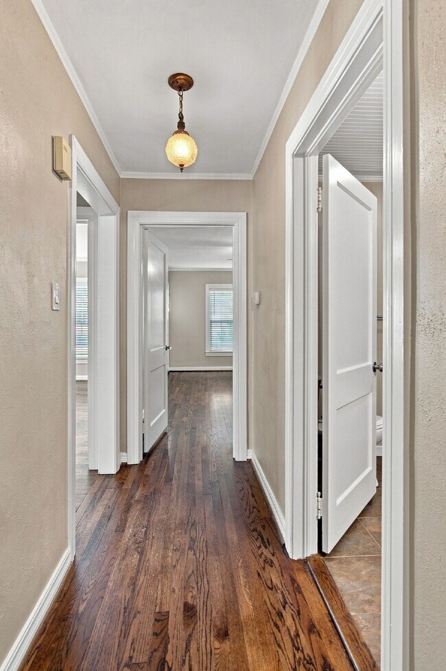 Building Photo - "Adorable 2-Bedroom, 1-Bath in Home with Beautiful Oak Floors, Spacious Yard and Lawn Service Inc...