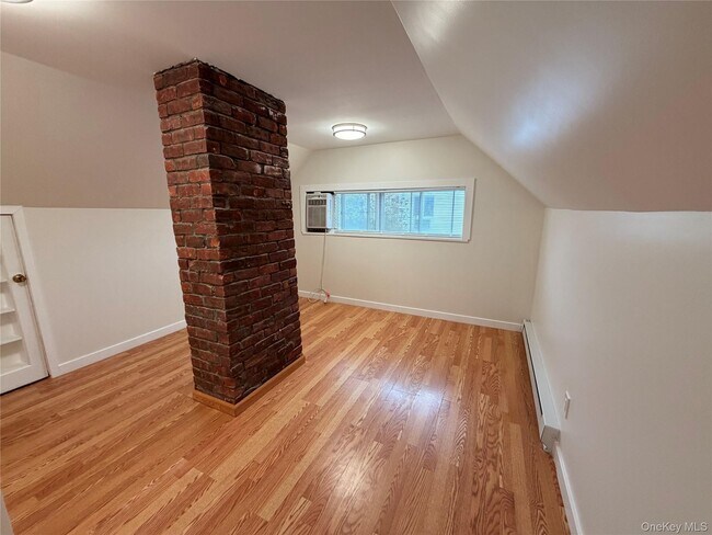 Building Photo - 12 Elves Ln