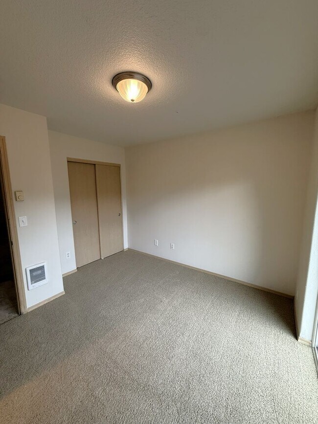 Building Photo - 3 Story ~ 3 Bed/3 Bath Townhome in Parkview Village!
