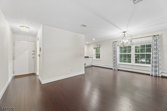 Building Photo - 364 E Ridgewood Ave
