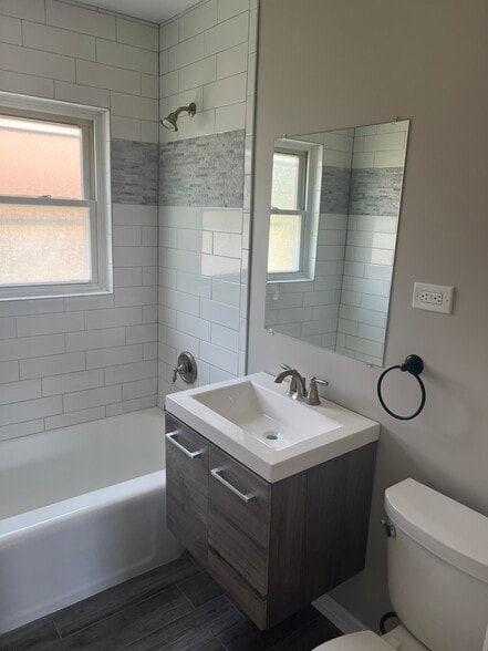 Building Photo - 1050 W Touhy Ave