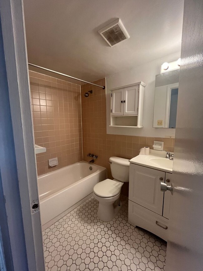 Building Photo - Charming 2 BR/1.5 BA Condo in Silver Spring!