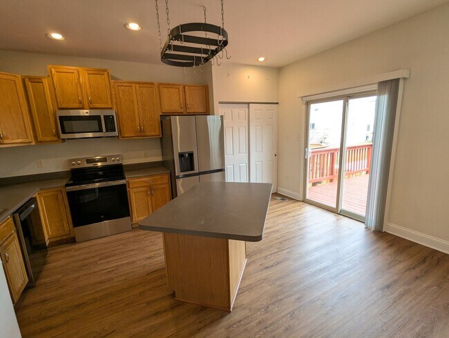 Building Photo - Renovated Townhouse in Frederick ready for...