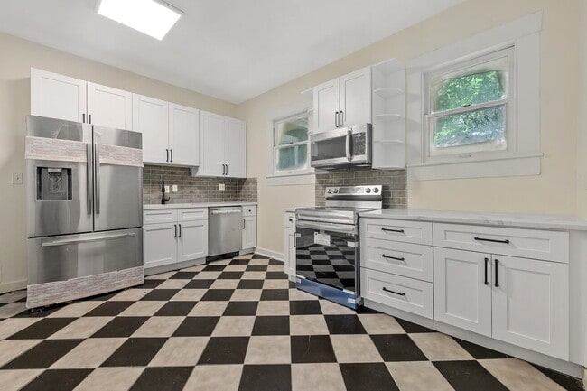 Building Photo - 610 W 35th St