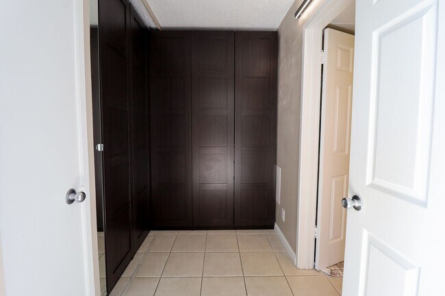 Building Photo - 410 W 7th St