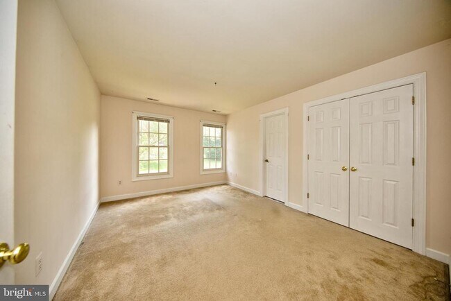 Building Photo - 210 King Johns Ct