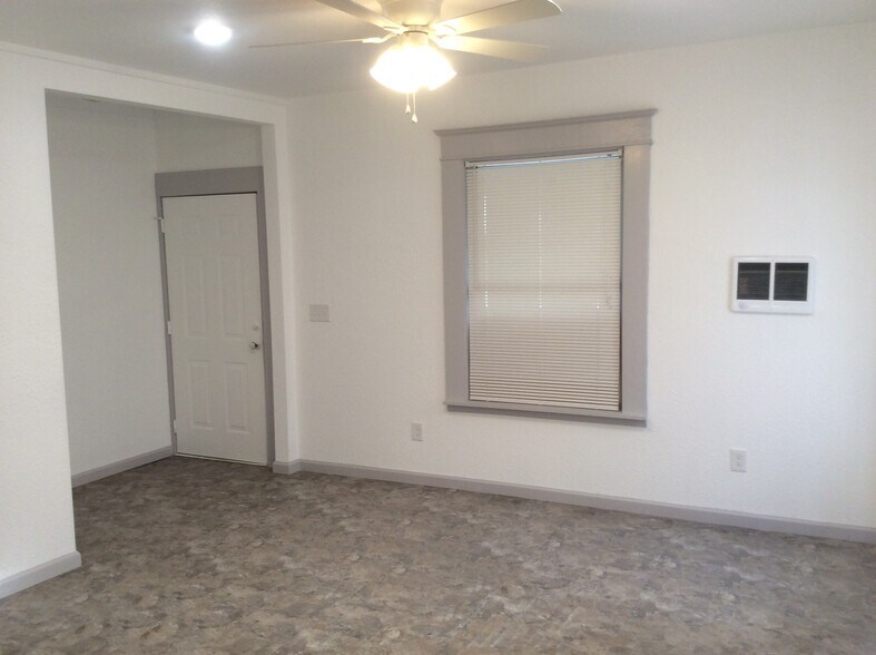 Living Area Front Entry - 917 Phillips St