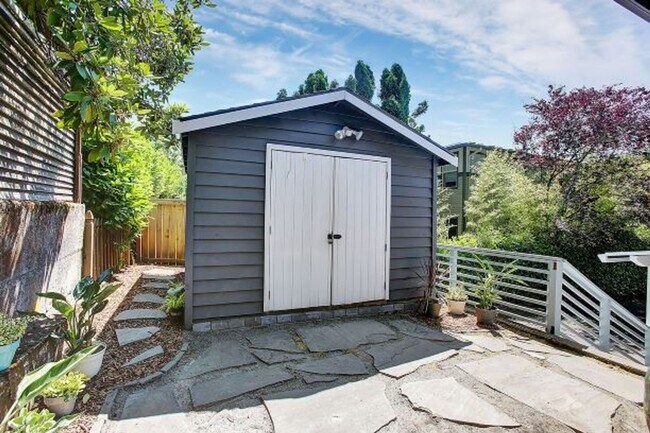 Building Photo - Chic Urban Oasis in Hillsdale