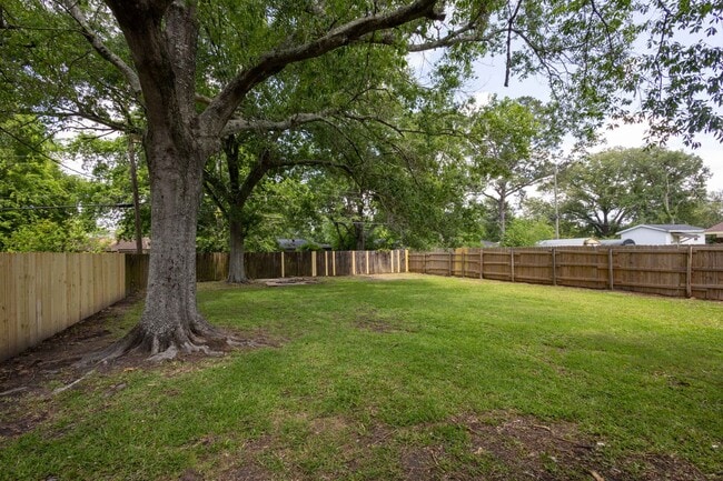 Building Photo - Spacious 4 bedroom in 77707. More pics com...