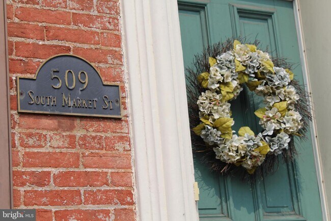 Building Photo - 509 S Market St