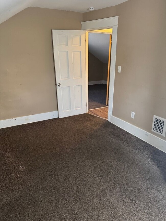 Building Photo - Charming 3-Bedroom Property in Prime Location