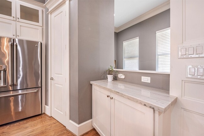 Building Photo - 212 W 6th St