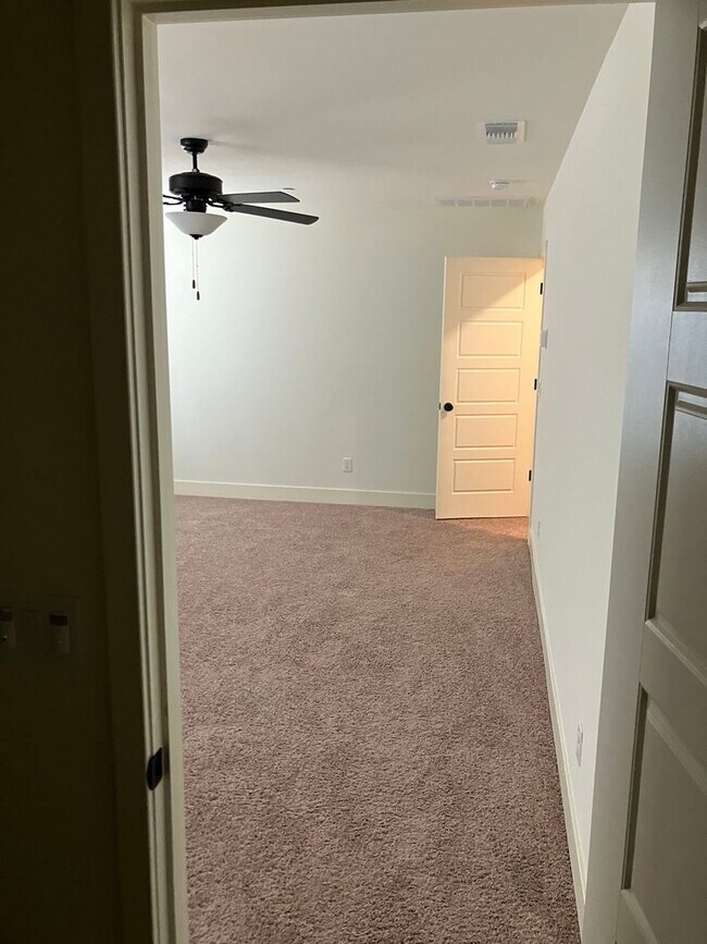 Building Photo - 5 bedroom 3 1/2 bath house in gated commun...