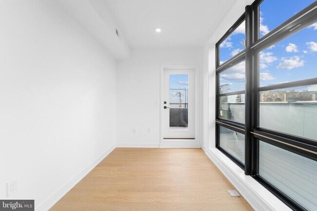 Building Photo - 1417 Belmont St NW