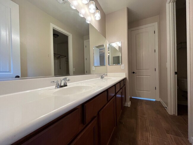 Building Photo - 5 Bedroom Home in the Montelena Neighborho...