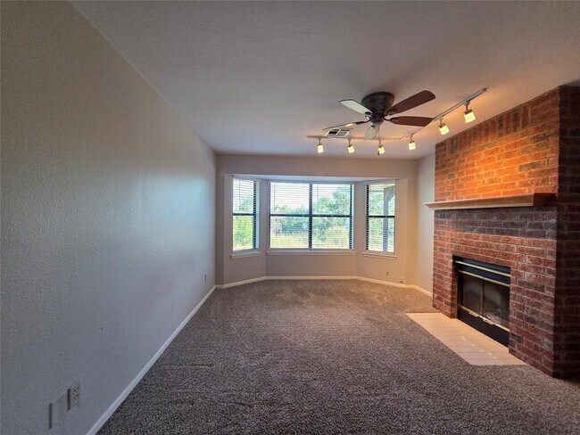Building Photo - 21600 Long Hill Dr
